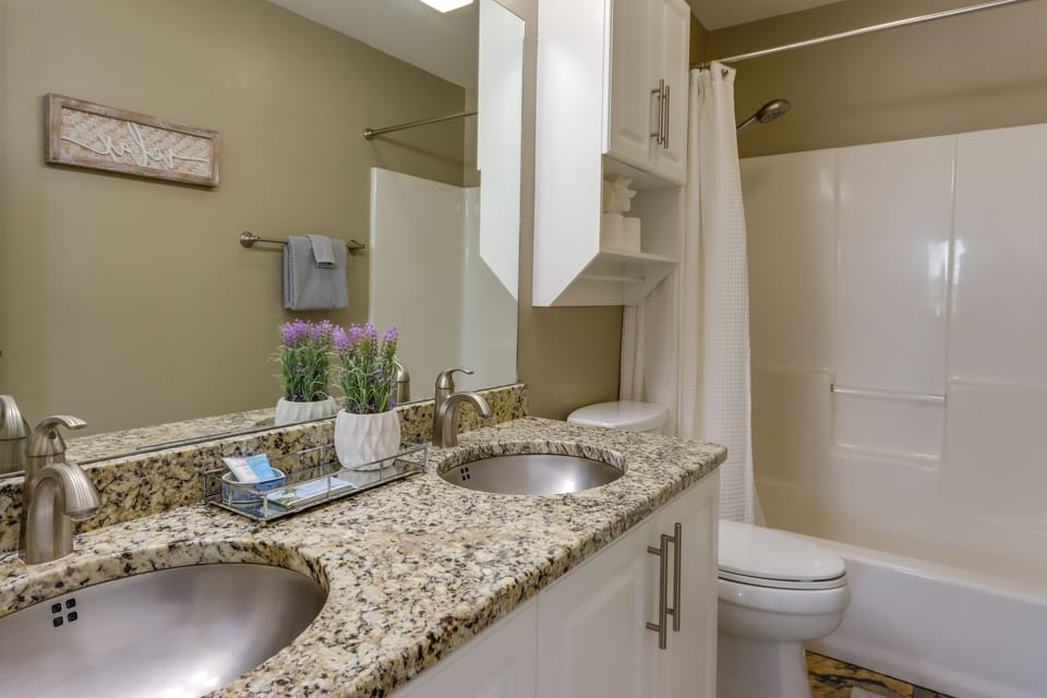 Lake Views + Pool Access: Condo in Osage Beach! Apartment in Osage Beach