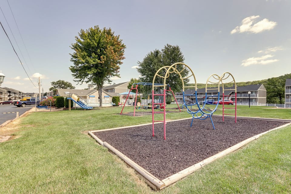 Walk to Pool + Lake: Cozy Osage Beach Condo Apartment in Osage Beach