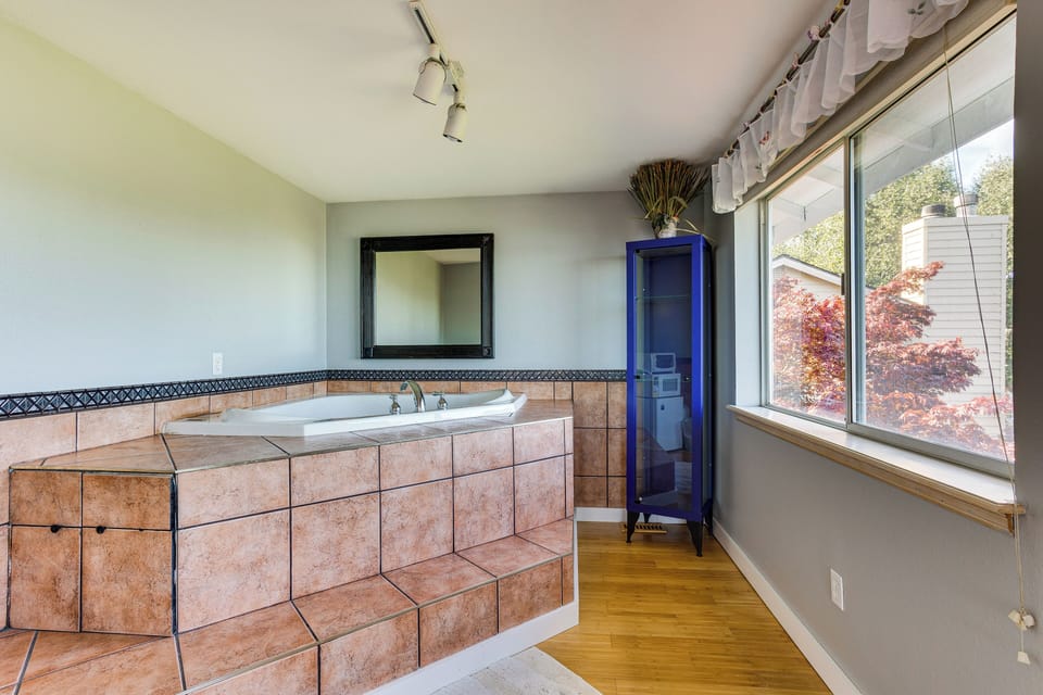 Federal Way Vacation Rental: Bay & Mountain Views! Cottage in Federal Way