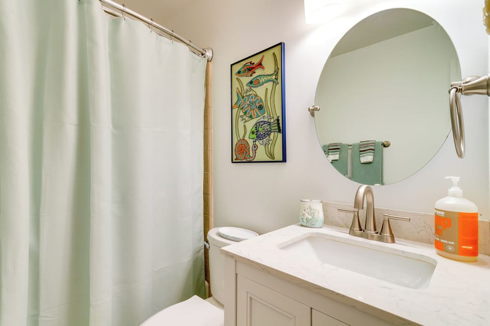 Chic Gulf Breeze Escape w/ Pool Access & Courtyard Apartment in Gulf Breeze