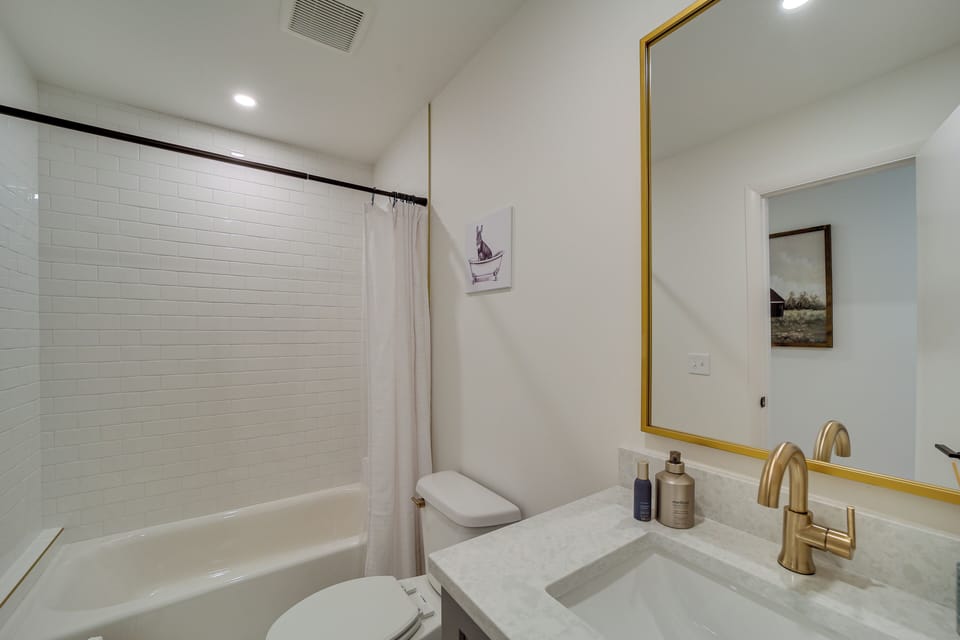 Well-appointed Tulsa Home w/ Fire Pit & Patio! Cottage in Tulsa