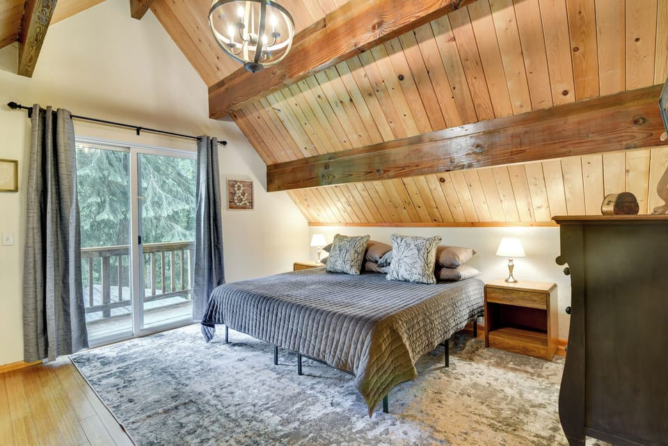 Peaceful Mt. Hood Cabin w/ Hot Tub & Fire Pit! Cottage in Mount Hood Village