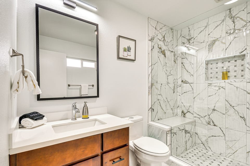 Modern Home w/ Spacious Yard in Beaverton! Cottage in Beaverton