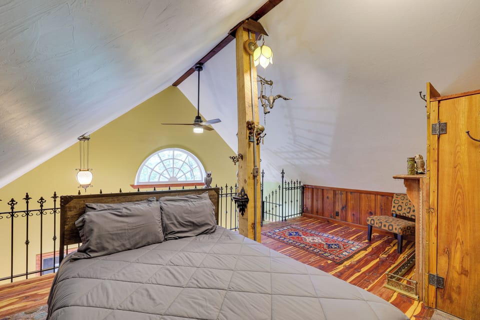 Pet-friendly Eureka Springs Rental w/ Private Deck Cottage in Eureka Springs