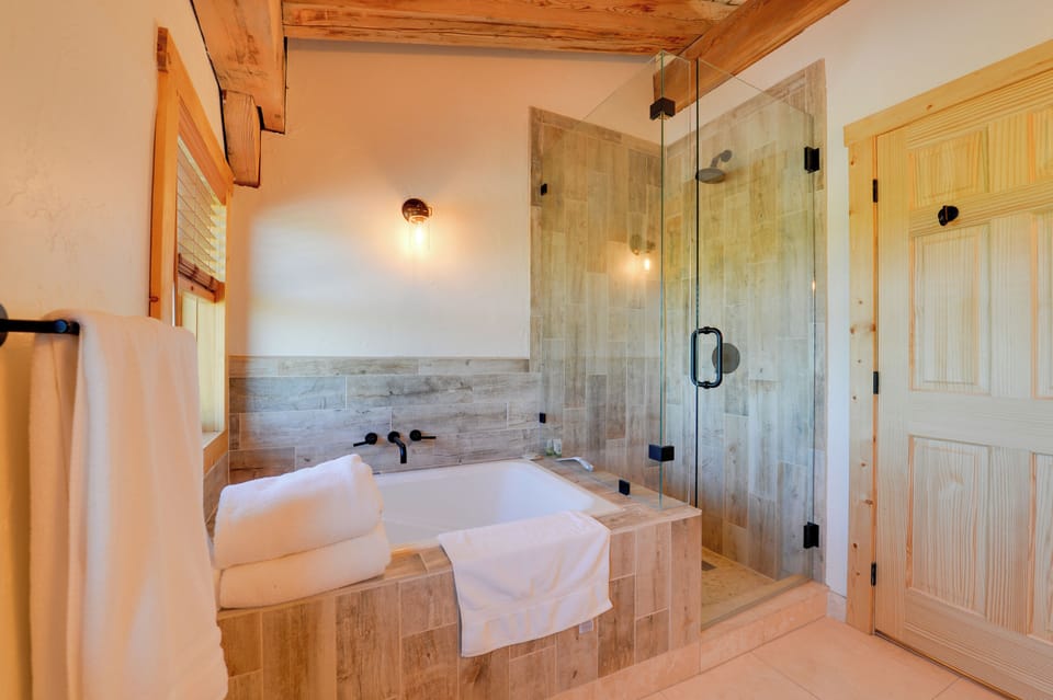 Yellowstone & Jackson Hole Hot Tub Retreat Cottage in Idaho