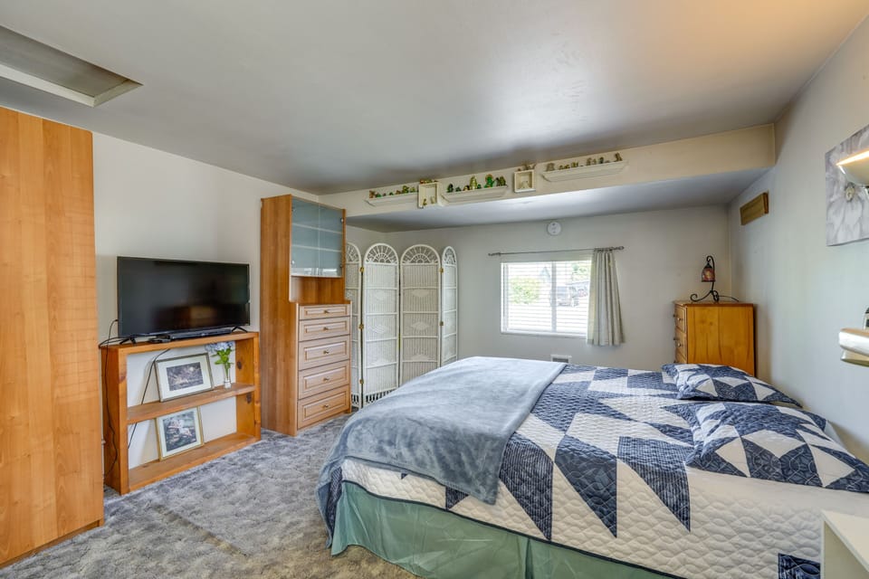 Darrington Rental w/ Private Yard & Mountain Views Cottage in Washington