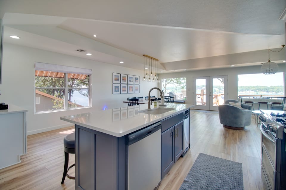 House (5 Bedrooms) | Interior