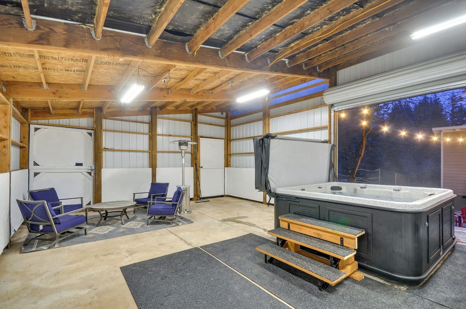 Washington Retreat: Fire Pit, Hot Tub & Ping Pong! Cottage in Washington