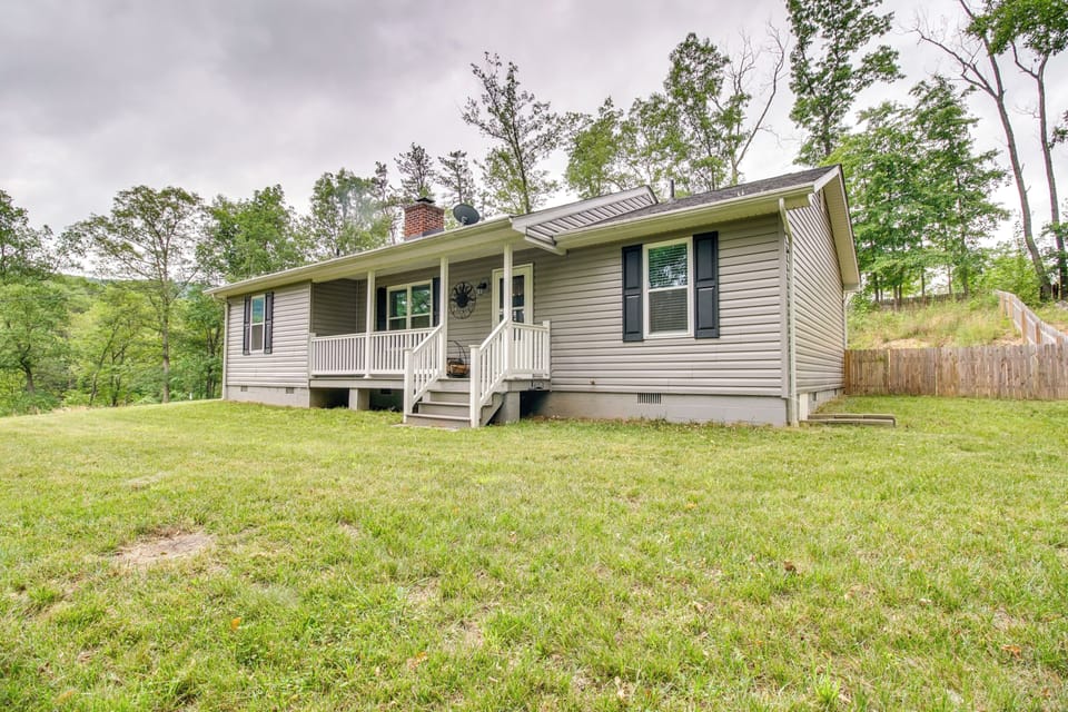 Cozy Home in Star Tannery w/ Private Backyard! Cottage in Shenandoah Valley
