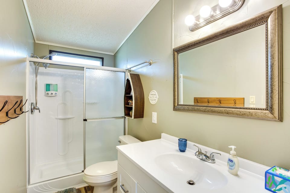 Hot Tub & Dock: Lakefront Mabank Home Cottage in Cedar Creek Reservoir