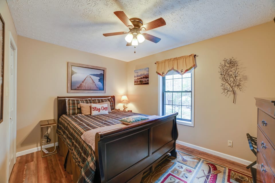 Cadiz Vacation Home w/ Deck: Walk to Lake Barkley Cottage in Lake Barkley