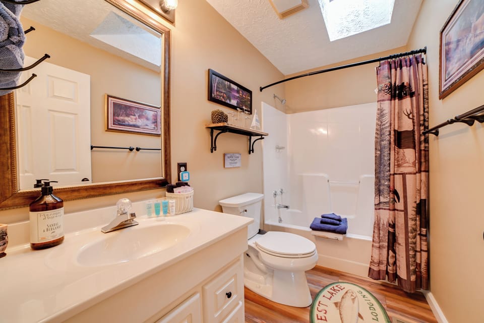 Cadiz Vacation Home w/ Deck: Walk to Lake Barkley Cottage in Lake Barkley
