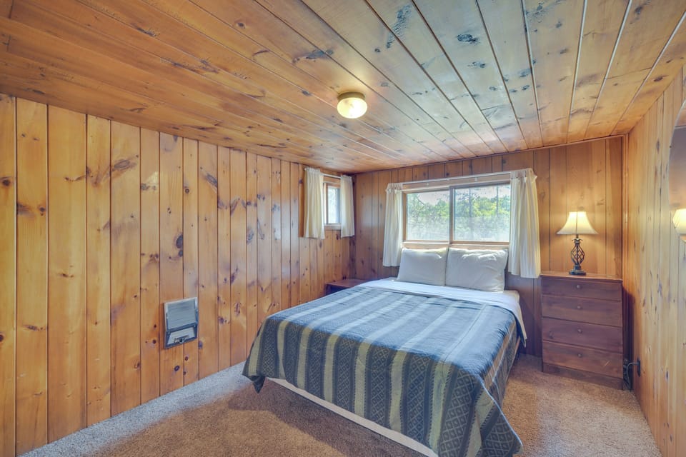 Spacious Winter Retreat w/ River Access + Kayaks! Cottage in Wisconsin