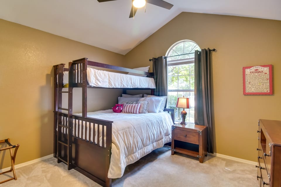 Charming Arkansas Retreat w/ Deck, Near Downtown! Cottage in Fayetteville