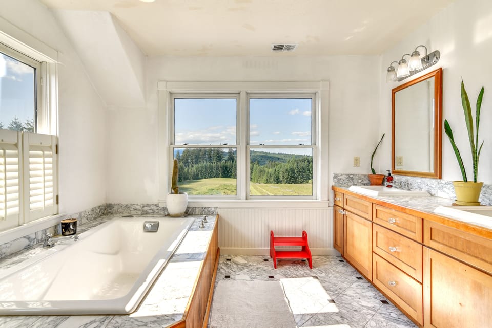 Rainier Home on 20 Acres w/ Blueberry Farm! Cottage in Oregon