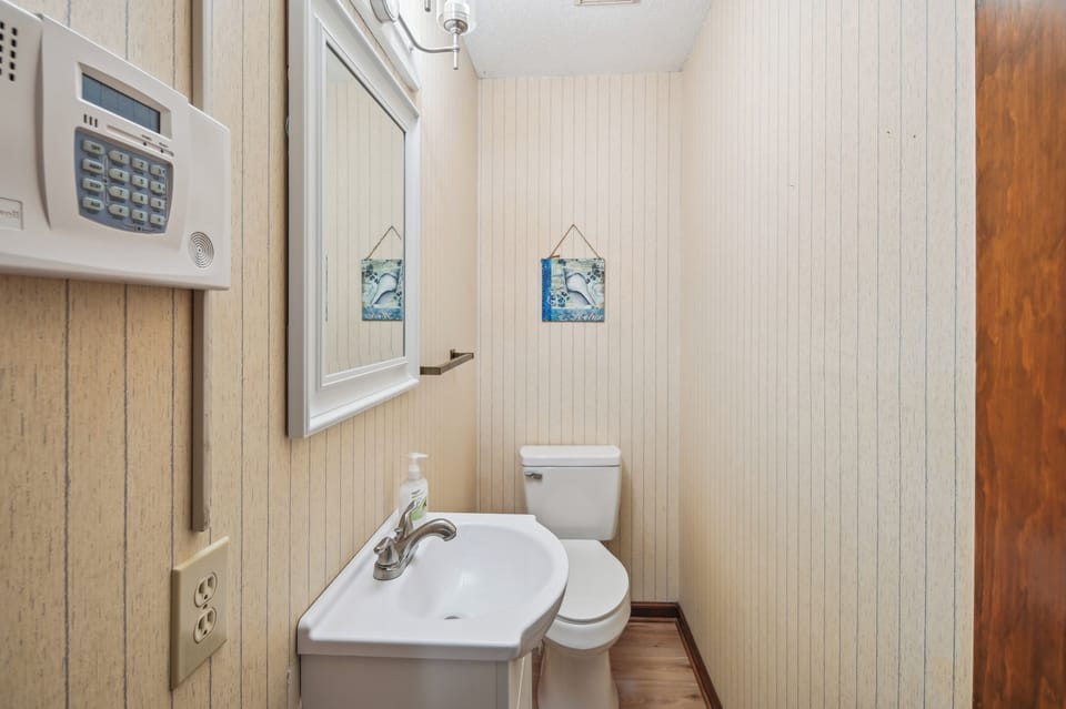 6 Mi to Beach: Myrtle Beach Escape w/ Sunroom! Cottage in Socastee