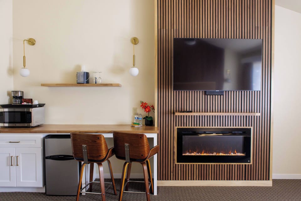 Deluxe Room | Desk, laptop workspace, free WiFi, bed sheets