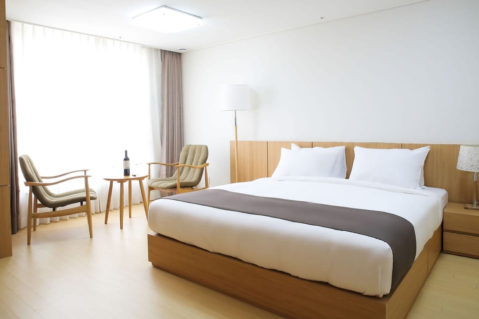 Royal Suite | In-room safe, desk, blackout drapes, free WiFi