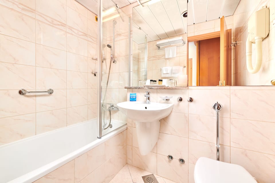 Superior room with balcony sea side | Bathroom | Bathtub, free toiletries, hair dryer, towels