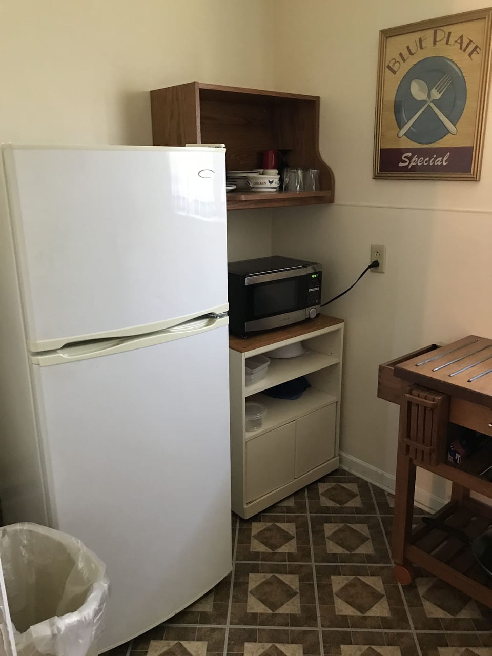 Economy Apartment, 1 Queen Bed | Private kitchenette | Fridge, microwave