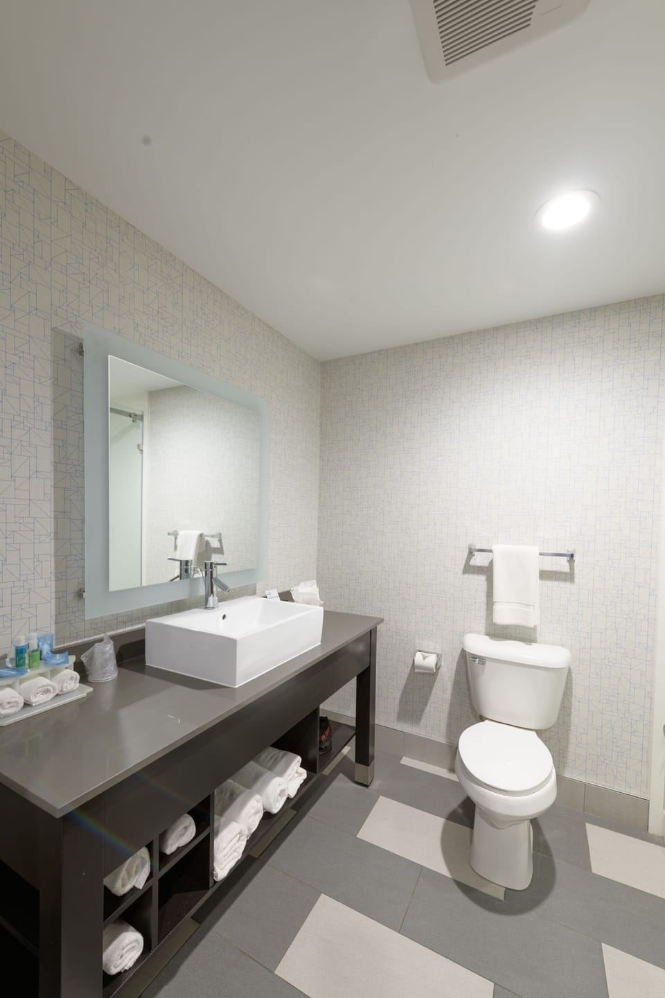 Combined shower/tub, hydromassage showerhead, hair dryer, towels