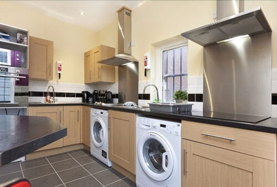 7 Bedroom Apartment (183 Huntingdon Street, NG1 3NL) | Private kitchen | Full-size fridge, microwave, oven, stovetop