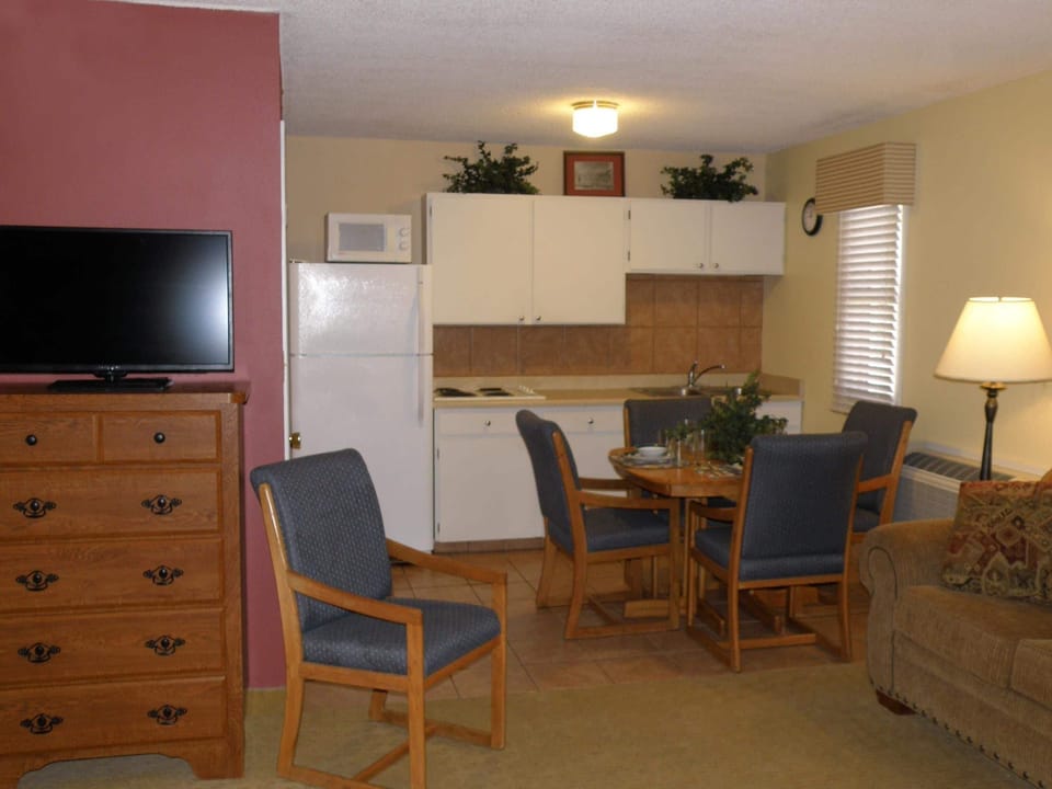Family Suite, Kitchen | Private kitchen | Mini-fridge, microwave, coffee/tea maker