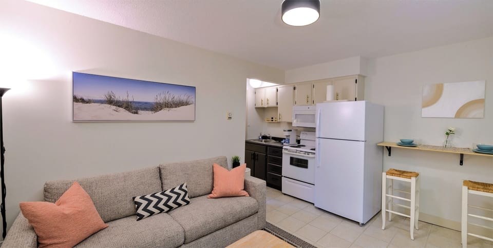 Deluxe Suite, 1 Bedroom, Kitchen | Living area | Flat-screen TV