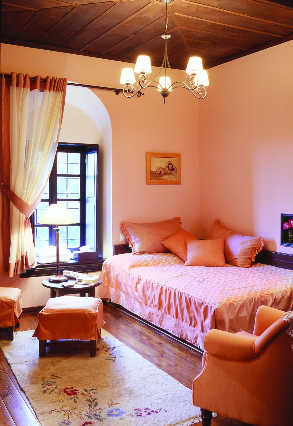 Deluxe Room | Minibar, desk, blackout drapes, soundproofing