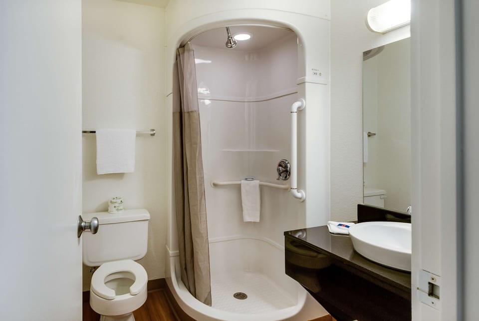 Combined shower/tub, towels