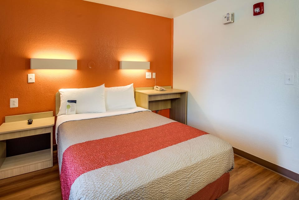 WiFi (free), bed sheets