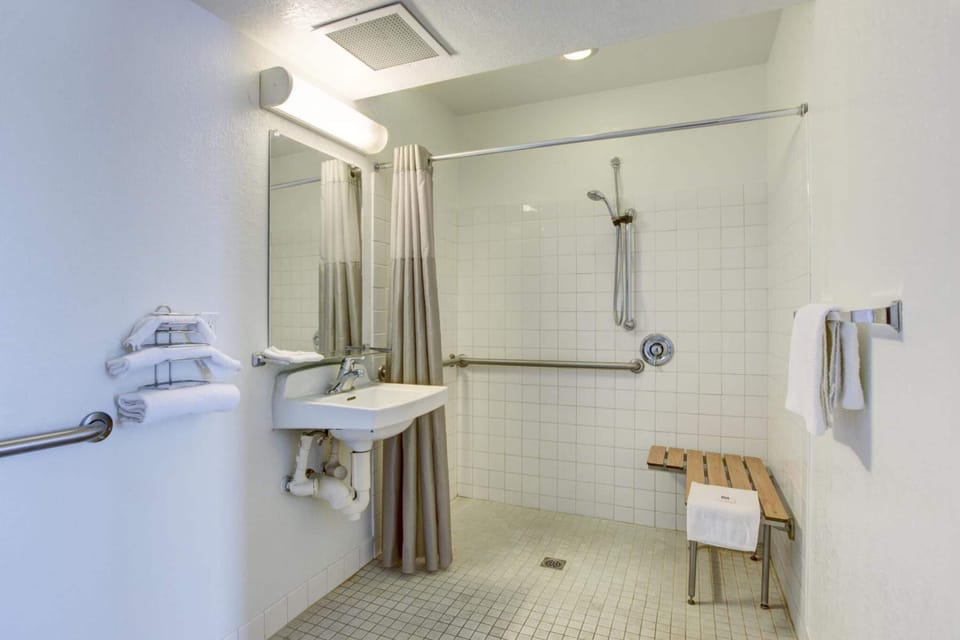 Combined shower/tub, towels