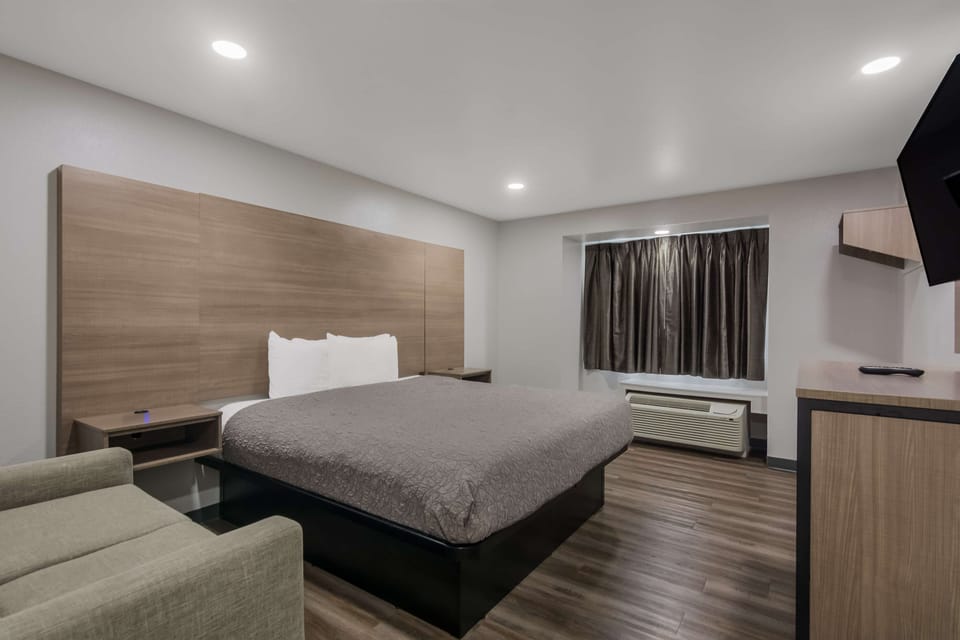 Suite, 1 King Bed, Non Smoking | Iron/ironing board, rollaway beds (surcharge), WiFi (free), alarm clocks
