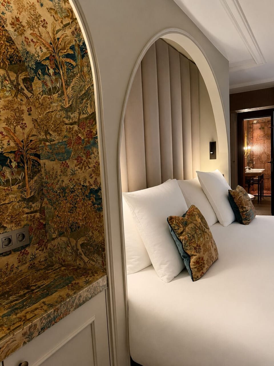 Suite | Minibar, desk, iron/ironing board (on request), WiFi (free)