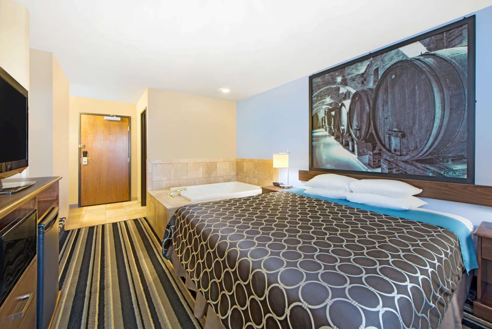 Suite, 1 King Bed, Non Smoking, Hot Tub | 1 bedroom, premium bedding, individually decorated