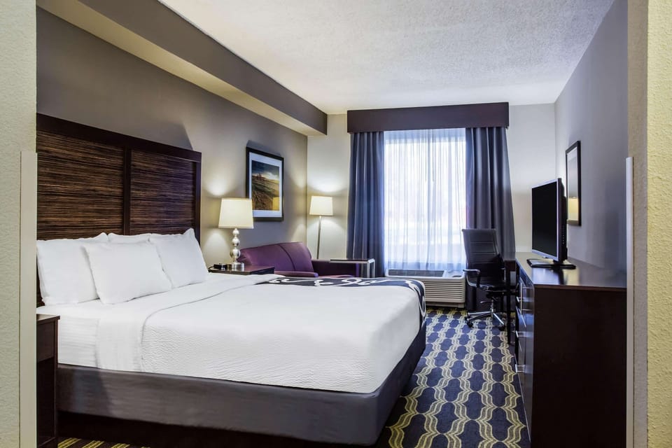Suite, 1 King Bed, Non Smoking | Pillowtop beds, desk, iron/ironing board, free WiFi
