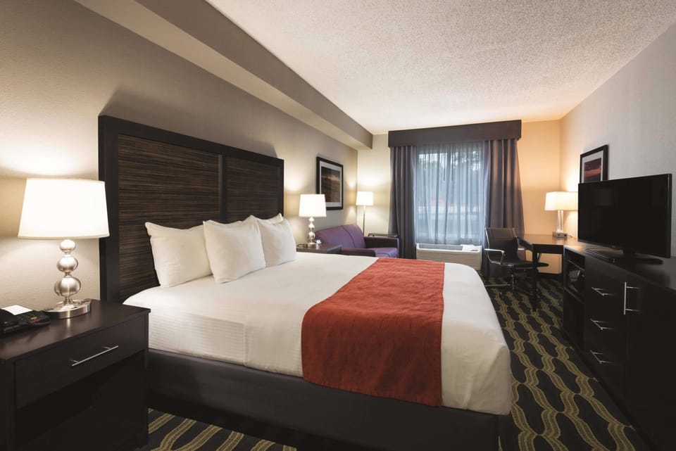 Deluxe Room, 1 King Bed, Non Smoking | Pillowtop beds, desk, iron/ironing board, free WiFi
