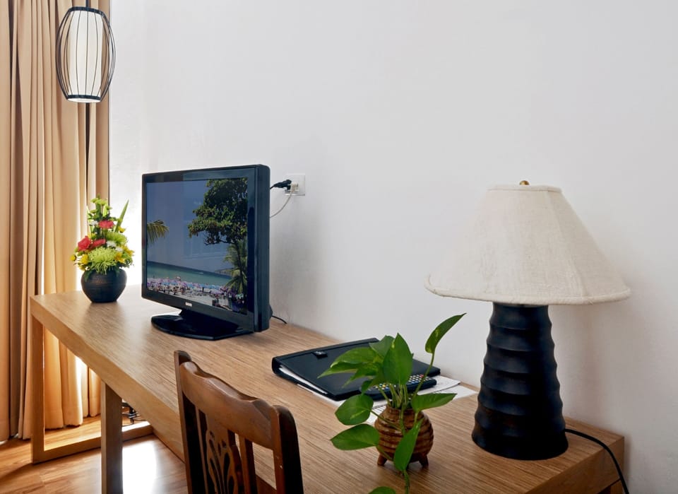 Deluxe Room, 2 Twin Beds, Non Smoking, Sea View | Room amenity
