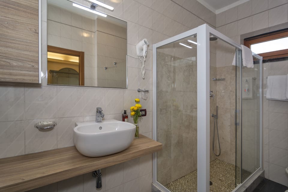 Standard Double Room | Bathroom | Shower, free toiletries, hair dryer, bidet