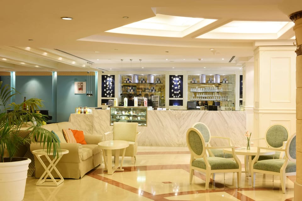 4 restaurants, breakfast, lunch, dinner served; Italian cuisine