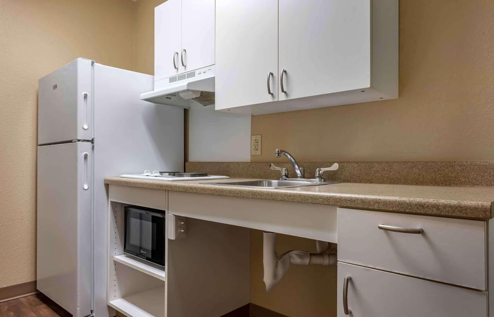 Studio, 1 Queen Bed, Accessible, Non Smoking | Pillowtop beds, desk, laptop workspace, blackout drapes