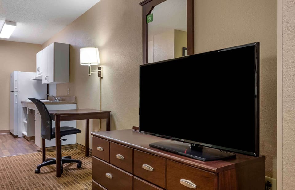 Studio, 1 Queen Bed, Accessible, Non Smoking | Pillowtop beds, desk, laptop workspace, blackout drapes