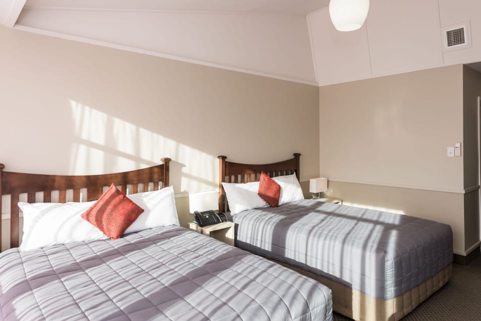 Deluxe Twin Room | Premium bedding, desk, iron/ironing board, WiFi (free)