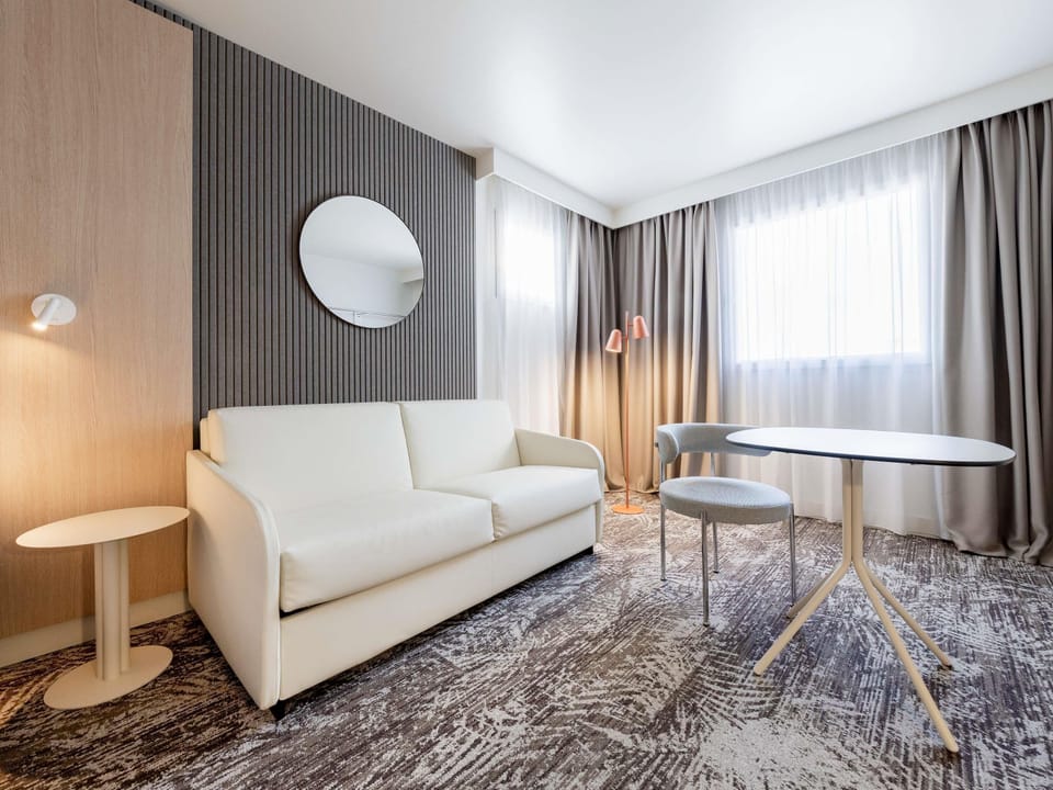 Executive Room, 1 Queen Bed with Sofa bed | Minibar, in-room safe, individually decorated, individually furnished