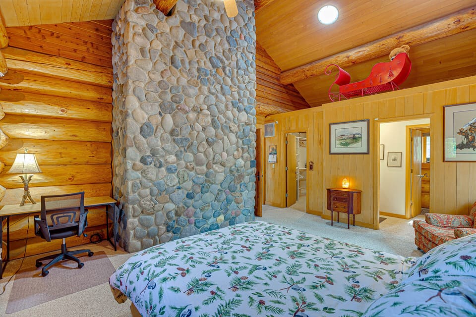 Bend Getaway With Cozy Fireplace Cottage in Three Rivers