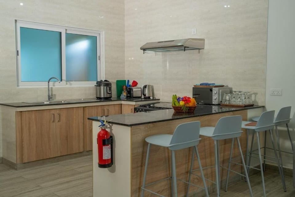 Villa | In-room safe, desk, laptop workspace, blackout drapes