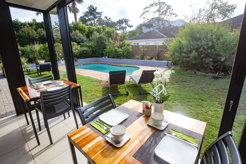 Daily buffet breakfast (ZAR 180 per person)