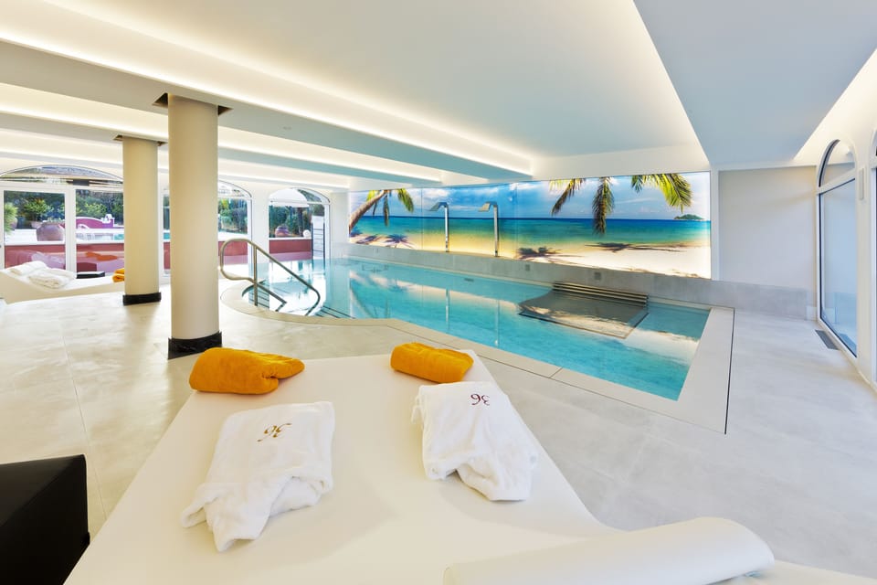 Couples treatment rooms, sauna, hot tub, steam room, massages