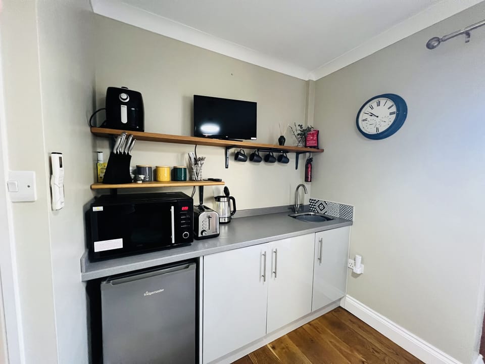 Cottage | Private kitchen | Fridge, electric kettle, toaster, cookware/dishes/utensils