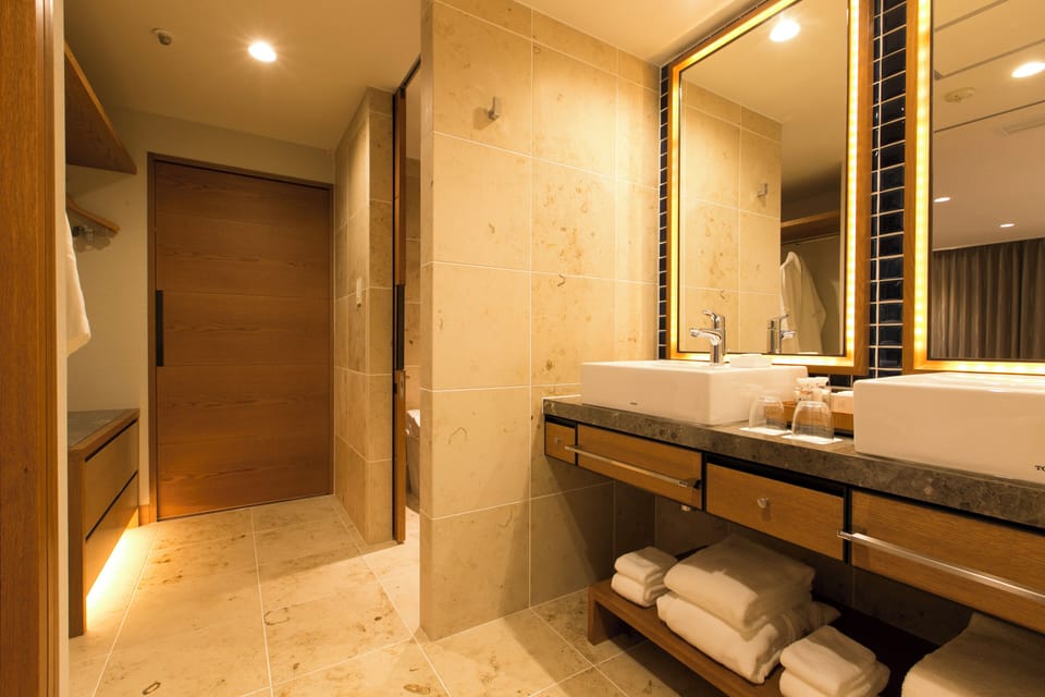[Grand Executive Floor] Junior Suite Room, Non Smoking | Bathroom | Free toiletries, hair dryer, bathrobes, slippers
